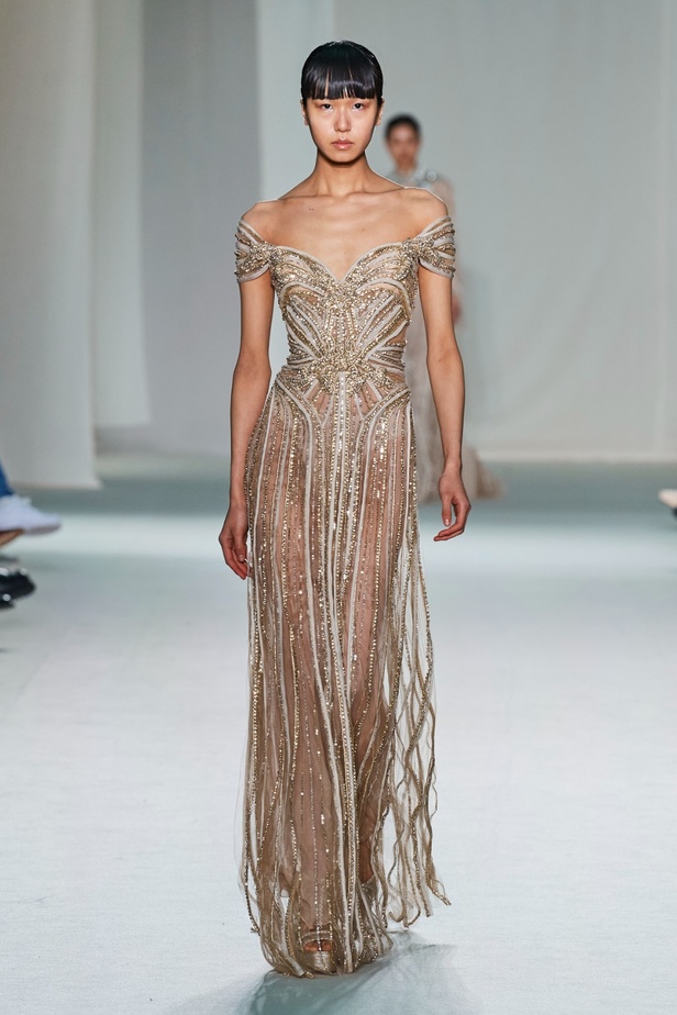 "الفجر الذهبي"... مجموعة إيلي صعب ملكية غارقة بالتطريز والزخرفة