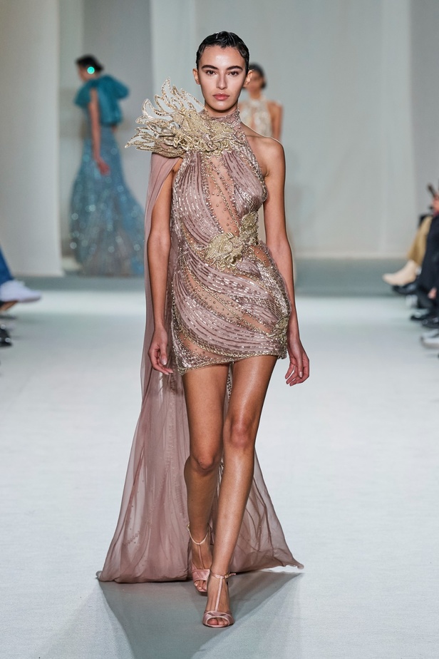 "الفجر الذهبي"... مجموعة إيلي صعب ملكية غارقة بالتطريز والزخرفة