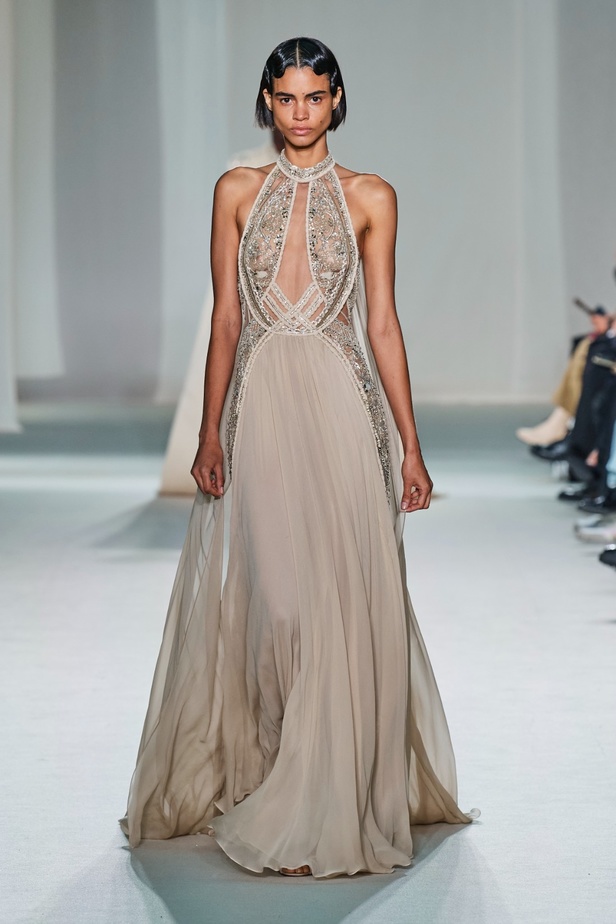 "الفجر الذهبي"... مجموعة إيلي صعب ملكية غارقة بالتطريز والزخرفة