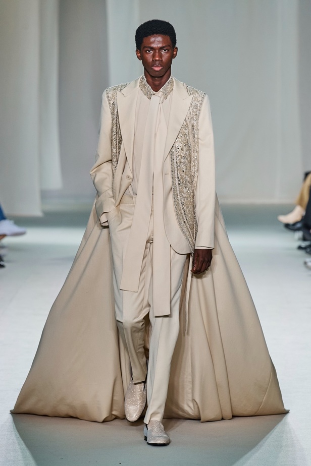 "الفجر الذهبي"... مجموعة إيلي صعب ملكية غارقة بالتطريز والزخرفة