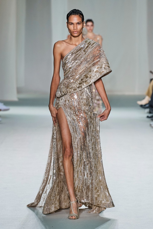 "الفجر الذهبي"... مجموعة إيلي صعب ملكية غارقة بالتطريز والزخرفة