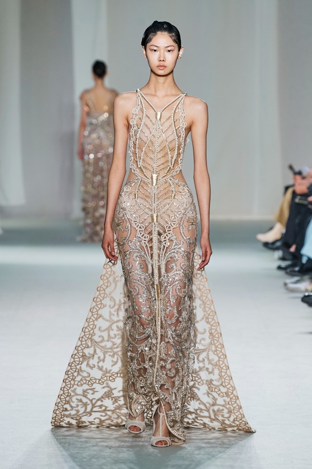 "الفجر الذهبي"... مجموعة إيلي صعب ملكية غارقة بالتطريز والزخرفة