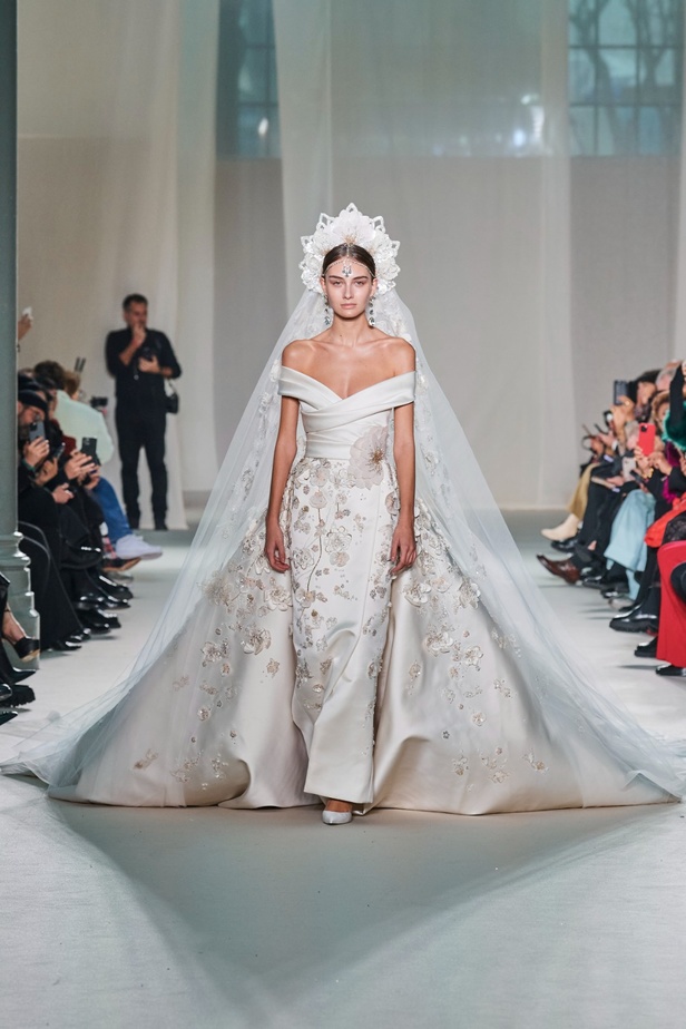 "الفجر الذهبي"... مجموعة إيلي صعب ملكية غارقة بالتطريز والزخرفة