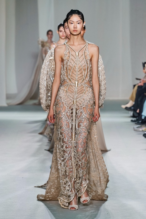 "الفجر الذهبي"... مجموعة إيلي صعب ملكية غارقة بالتطريز والزخرفة