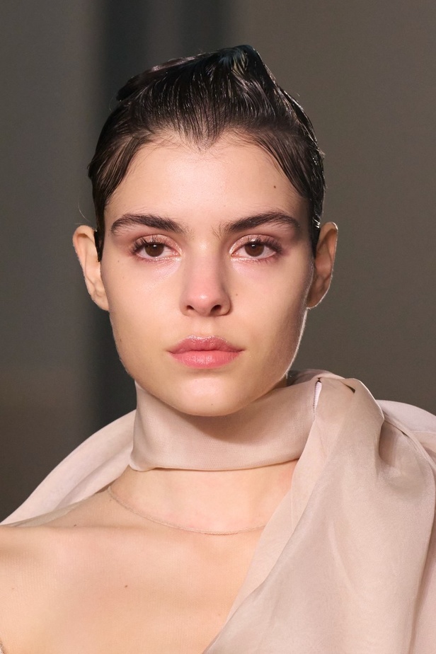 اطلالات جمالية من مجموعة إيلي صعب