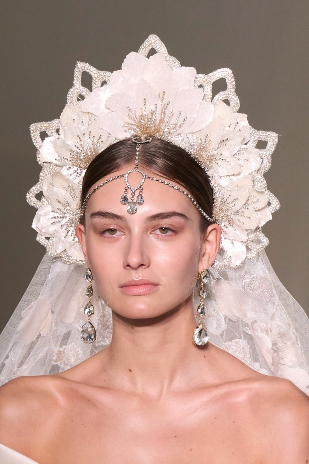 اطلالات جمالية من مجموعة إيلي صعب