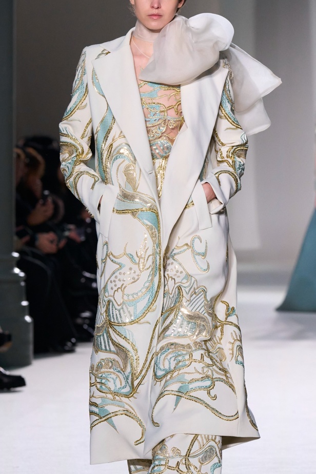 "الفجر الذهبي"... مجموعة إيلي صعب ملكية غارقة بالتطريز والزخرفة