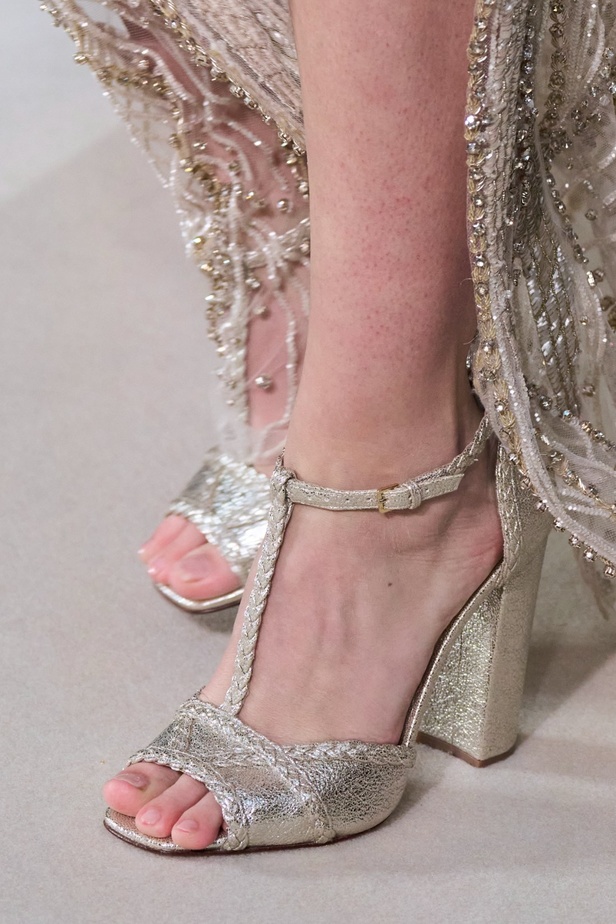 "الفجر الذهبي"... مجموعة إيلي صعب ملكية غارقة بالتطريز والزخرفة