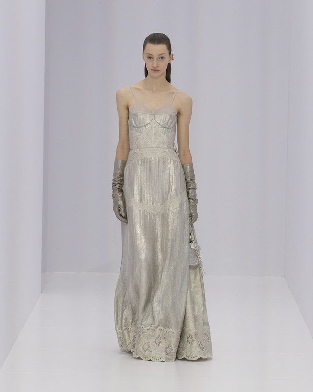 الخفة والتدفق الفضي الهادئ سّمتا مجموعة "فندي" Fendi لربيع وصيف 2023 