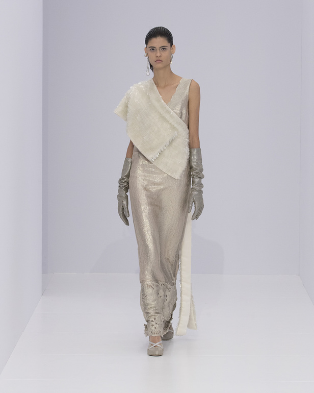 الخفة والتدفق الفضي الهادئ سّمتا مجموعة "فندي" Fendi لربيع وصيف 2023 