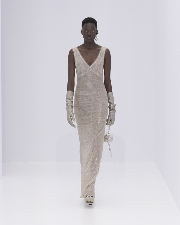 الخفة والتدفق الفضي الهادئ سّمتا مجموعة "فندي" Fendi لربيع وصيف 2023 