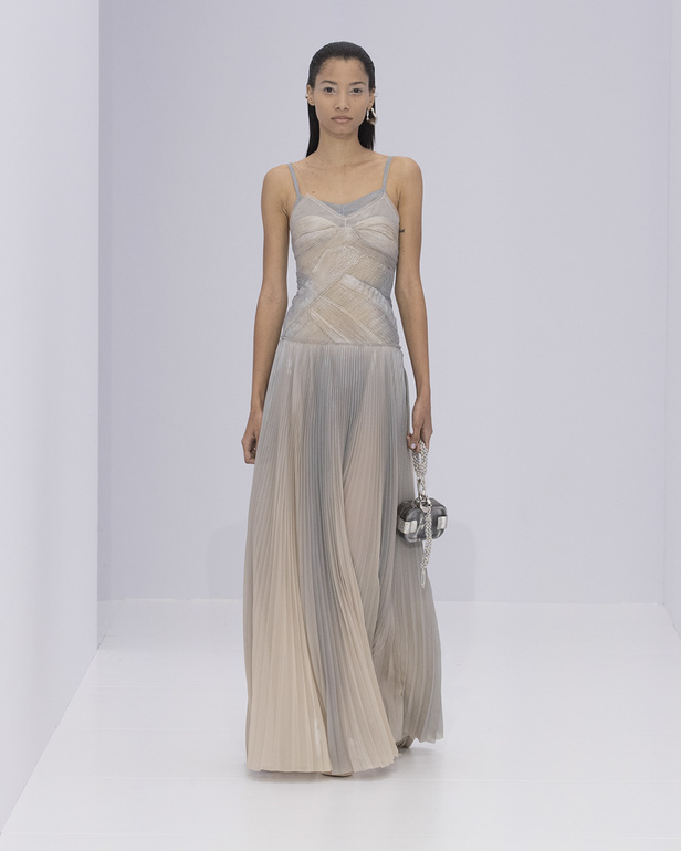 الخفة والتدفق الفضي الهادئ سّمتا مجموعة "فندي" Fendi لربيع وصيف 2023 