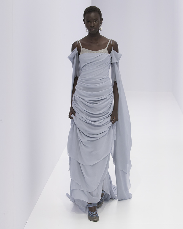 الخفة والتدفق الفضي الهادئ سّمتا مجموعة "فندي" Fendi لربيع وصيف 2023 