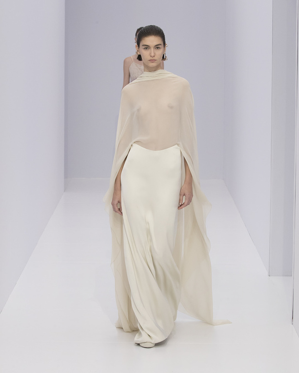 الخفة والتدفق الفضي الهادئ سّمتا مجموعة "فندي" Fendi لربيع وصيف 2023 