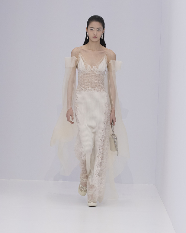 الخفة والتدفق الفضي الهادئ سّمتا مجموعة "فندي" Fendi لربيع وصيف 2023 