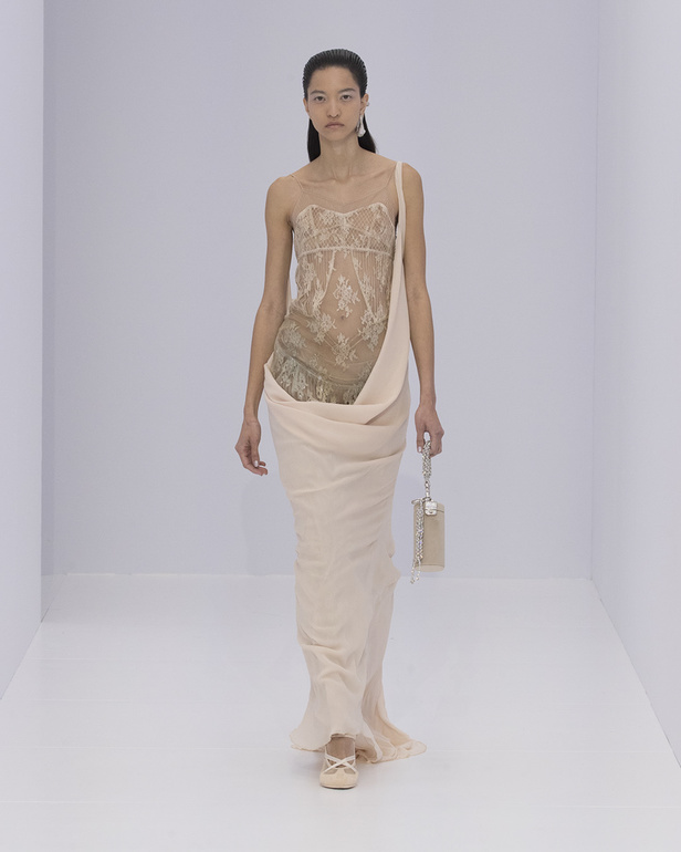 الخفة والتدفق الفضي الهادئ سّمتا مجموعة "فندي" Fendi لربيع وصيف 2023 