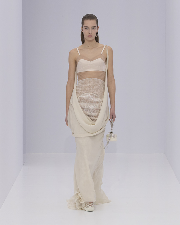 الخفة والتدفق الفضي الهادئ سّمتا مجموعة "فندي" Fendi لربيع وصيف 2023 