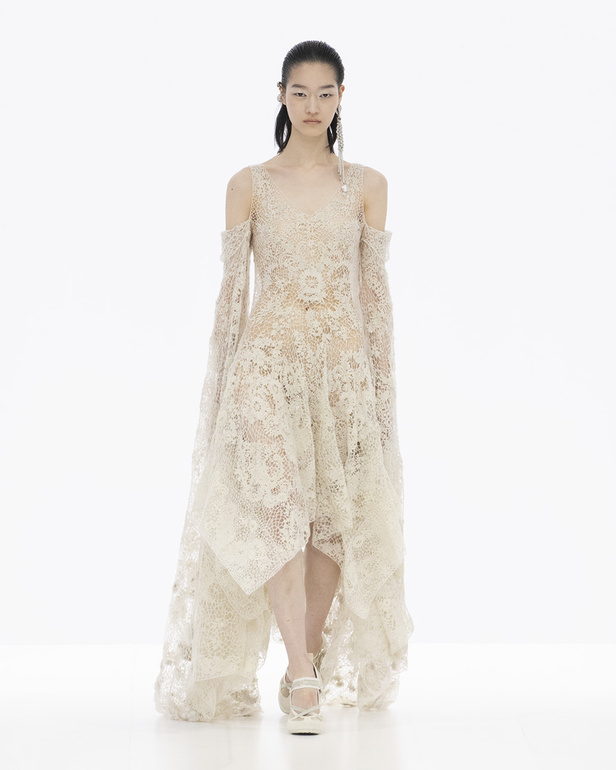 الخفة والتدفق الفضي الهادئ سّمتا مجموعة "فندي" Fendi لربيع وصيف 2023 