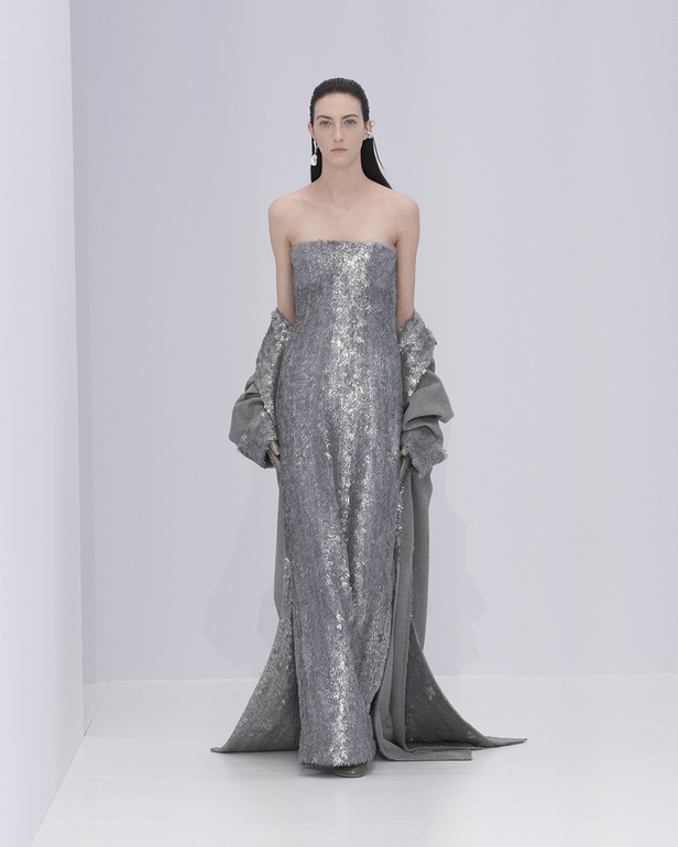 الخفة والتدفق الفضي الهادئ سّمتا مجموعة "فندي" Fendi لربيع وصيف 2023 