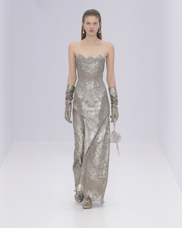 الخفة والتدفق الفضي الهادئ سّمتا مجموعة "فندي" Fendi لربيع وصيف 2023 