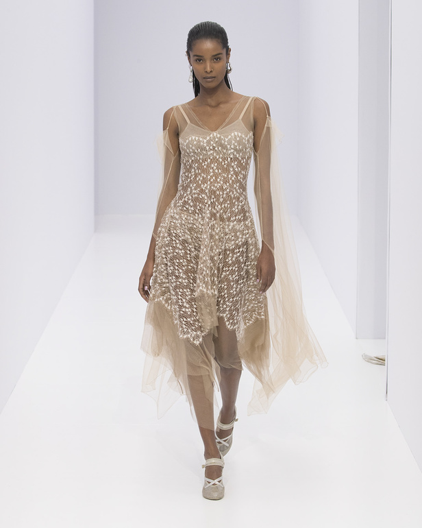 الخفة والتدفق الفضي الهادئ سّمتا مجموعة "فندي" Fendi لربيع وصيف 2023 