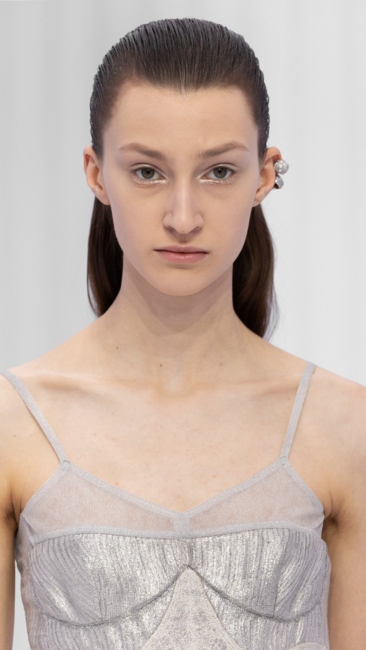 اطلالات جمالية من مجموعة "فندي" Fendi لربيع وصيف 2023 