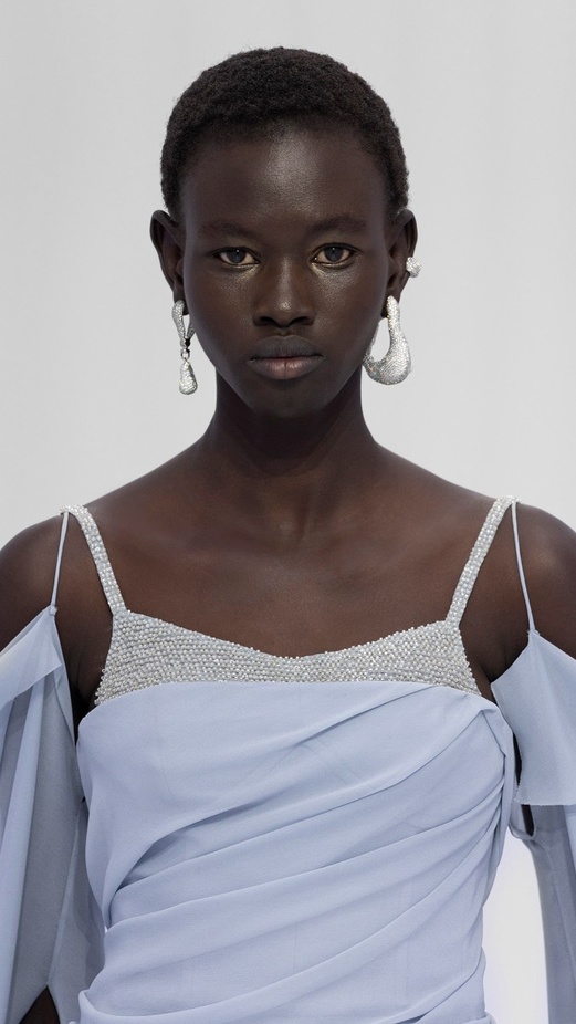 اطلالات جمالية من مجموعة "فندي" Fendi لربيع وصيف 2023 