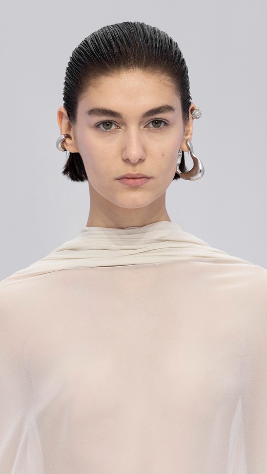 اطلالات جمالية من مجموعة "فندي" Fendi لربيع وصيف 2023 