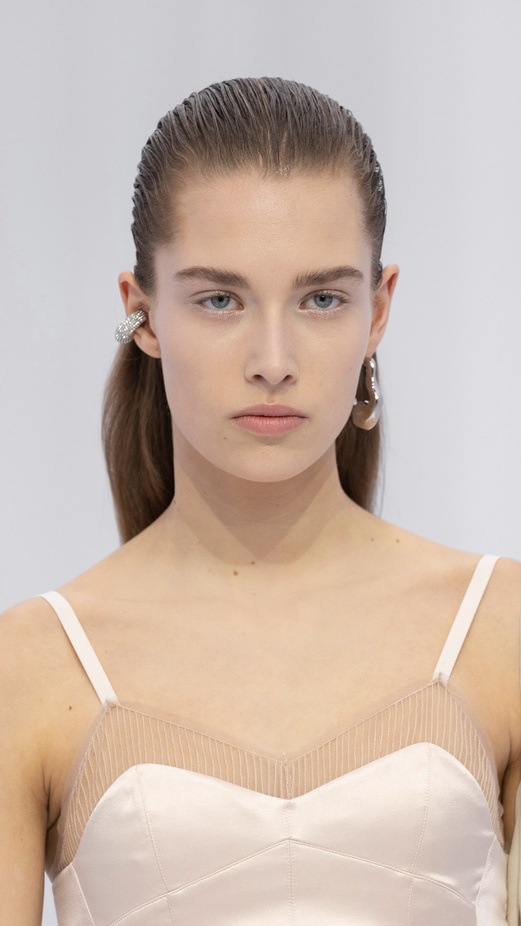 اطلالات جمالية من مجموعة "فندي" Fendi لربيع وصيف 2023 