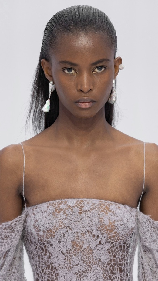 اطلالات جمالية من مجموعة "فندي" Fendi لربيع وصيف 2023 