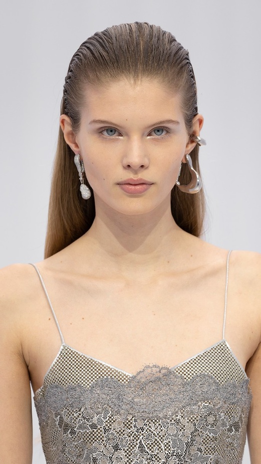 اطلالات جمالية من مجموعة "فندي" Fendi لربيع وصيف 2023 