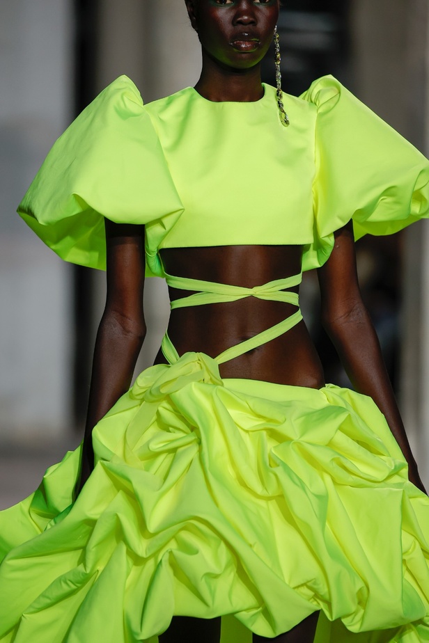 مجموعة جورج شقرا استكشاف للفخامة بألوان وقصات جريئة