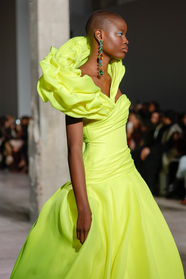 مجموعة جورج شقرا استكشاف للفخامة بألوان وقصات جريئة