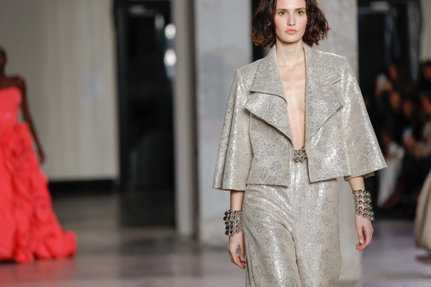 مجموعة جورج شقرا استكشاف للفخامة بألوان وقصات جريئة