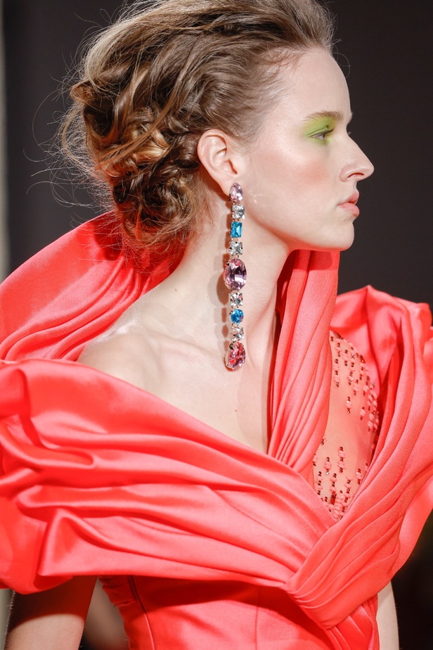 مجموعة جورج شقرا استكشاف للفخامة بألوان وقصات جريئة