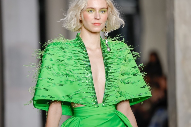 مجموعة جورج شقرا استكشاف للفخامة بألوان وقصات جريئة