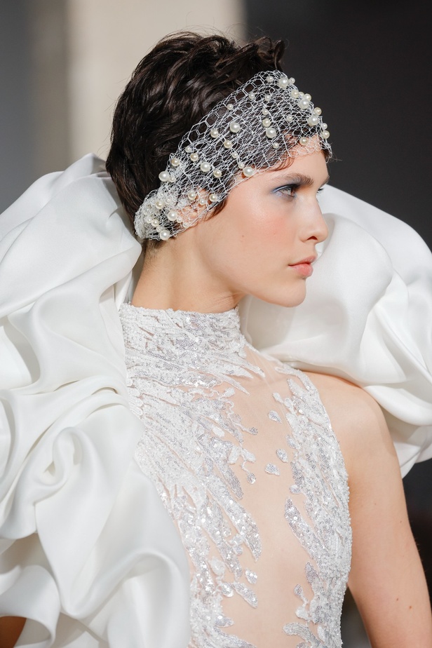 مجموعة جورج شقرا استكشاف للفخامة بألوان وقصات جريئة