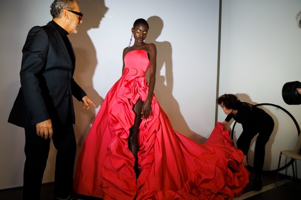 مجموعة جورج شقرا استكشاف للفخامة بألوان وقصات جريئة