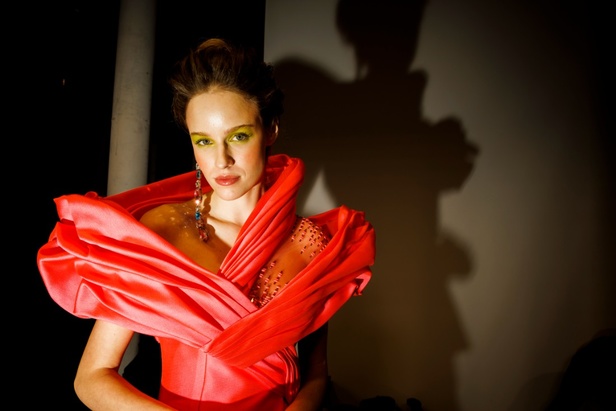 مجموعة جورج شقرا استكشاف للفخامة بألوان وقصات جريئة