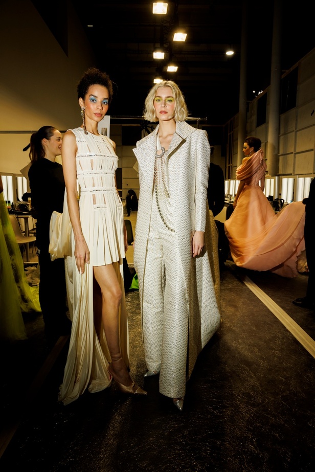 مجموعة جورج شقرا استكشاف للفخامة بألوان وقصات جريئة