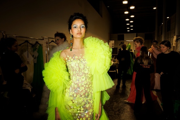 مجموعة جورج شقرا استكشاف للفخامة بألوان وقصات جريئة