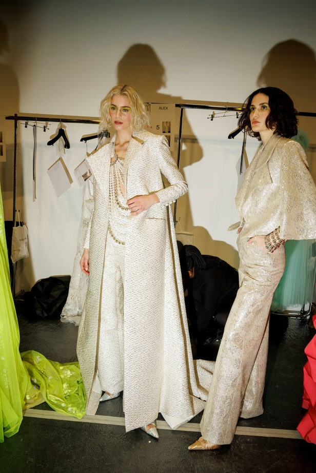 مجموعة جورج شقرا استكشاف للفخامة بألوان وقصات جريئة