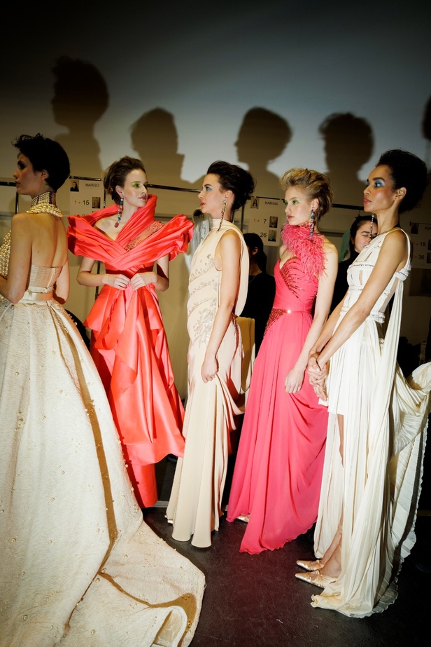 مجموعة جورج شقرا استكشاف للفخامة بألوان وقصات جريئة