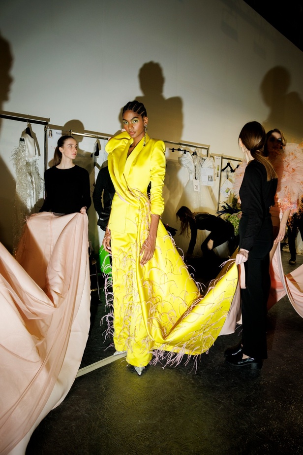 مجموعة جورج شقرا استكشاف للفخامة بألوان وقصات جريئة