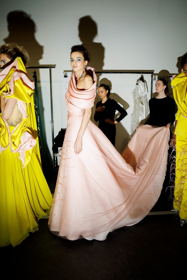 مجموعة جورج شقرا استكشاف للفخامة بألوان وقصات جريئة