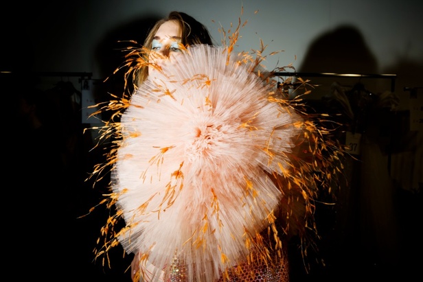 مجموعة جورج شقرا استكشاف للفخامة بألوان وقصات جريئة