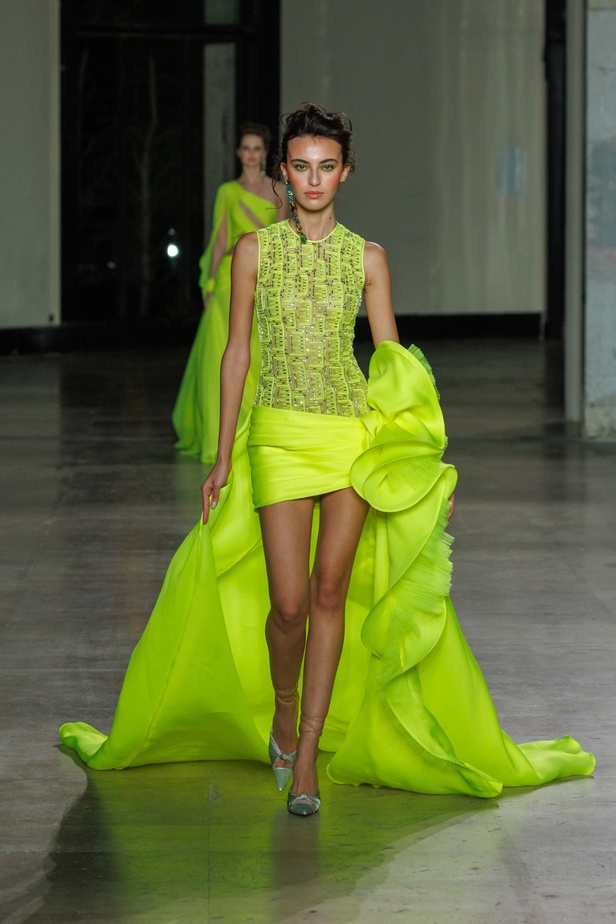 مجموعة جورج شقرا استكشاف للفخامة بألوان وقصات جريئة