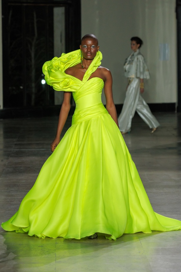 مجموعة جورج شقرا استكشاف للفخامة بألوان وقصات جريئة