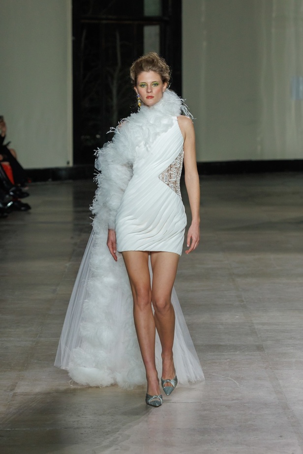 مجموعة جورج شقرا استكشاف للفخامة بألوان وقصات جريئة