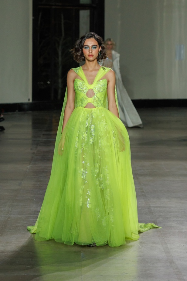 مجموعة جورج شقرا استكشاف للفخامة بألوان وقصات جريئة